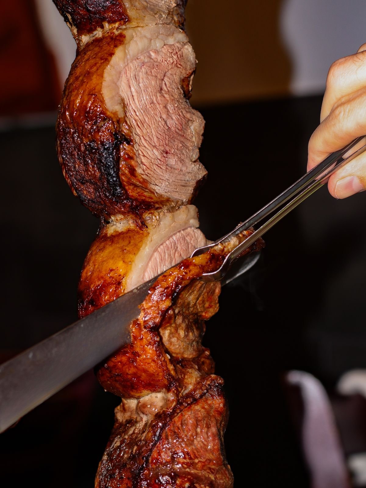 Carne sendo servida em uma churrascaria