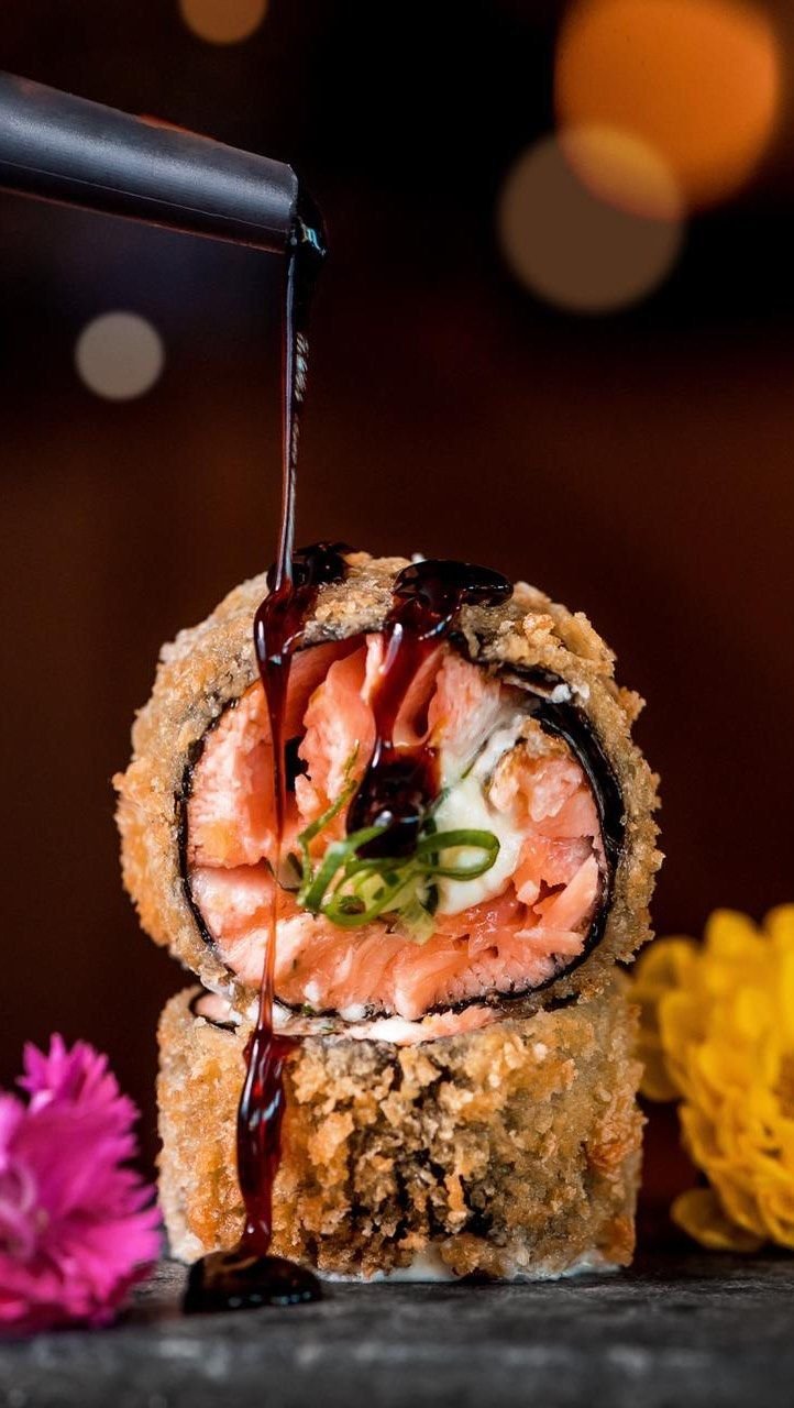 Prato de culinária japonesa em destaque